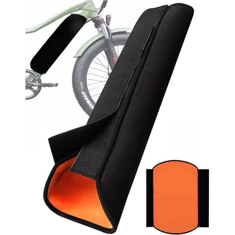 Batteriskyddet lindat runt elcykelns rambatteri, orange insida syns i kanten