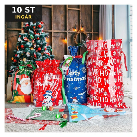 Julklappspåsar med dragsko i olika julmönster under granen